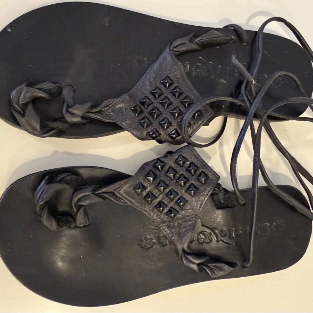 Kettle Black Black Leather Lace-Up Women's Studded Thong
Sandals Size 6